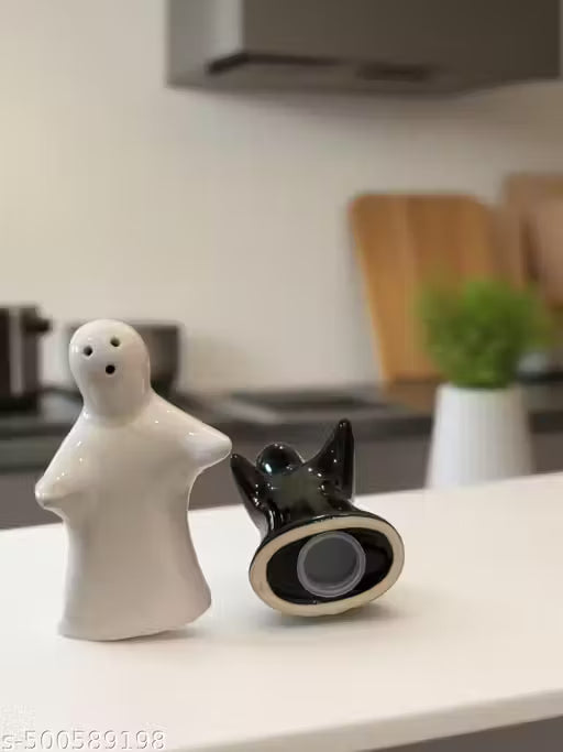 Ceramic Salt & Pepper Shaker Hugging Couple-Black & White